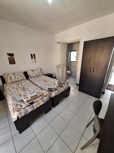 Postel nebo postele na pokoji v ubytování Lovely Paceville Studio I