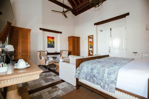 a bedroom with a bed and a desk and a chair at Hotel Boutique Casa del Coliseo in Cartagena de Indias