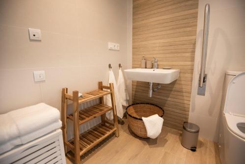 Un baño pequeño con lavabo e inodoro. en Apartamentos La Guardilla, en Monachil