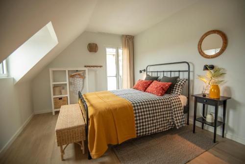 1 dormitorio con 1 cama con manta amarilla en Apartamentos La Guardilla, en Monachil