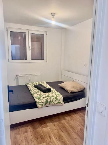 une petite chambre avec un lit dans une pièce dans l'établissement Cozy apartment between Paris & Disneyland, à Le Perreux-Sur-Marne
