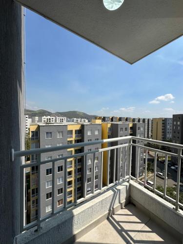 a balcony with a view of a city at Apartamento Lujoso Yumbo in Arroyo Hondo