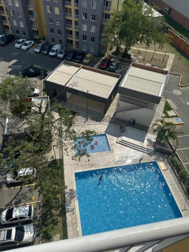 an overhead view of two swimming pools in a parking lot at Apartamento Lujoso Yumbo in Arroyo Hondo