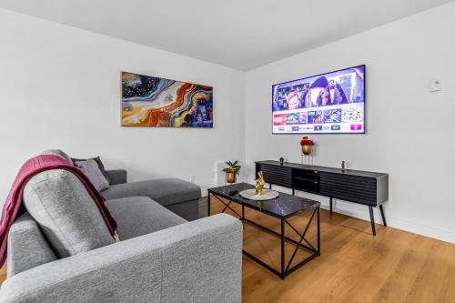 Televisyen dan/atau pusat hiburan di AMAZING 1BDR in HoMa- EMPLACEMENT PARFAIT