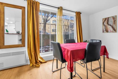 Ruang duduk di AMAZING 1BDR in HoMa- EMPLACEMENT PARFAIT