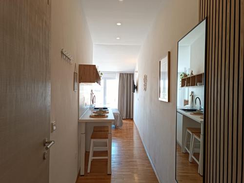un corridoio che conduce a una cucina e a una sala da pranzo di Pluton a Primošten