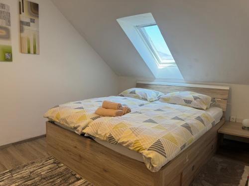 Uma cama ou camas num quarto em Apartments Zupan
