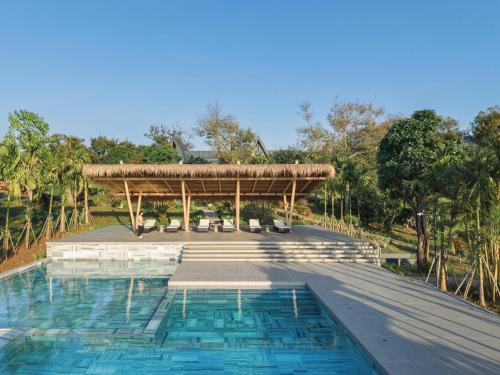a swimming pool with a pavilion and a swimming poolvisor at Sendoro Retreat in Láng Lớn