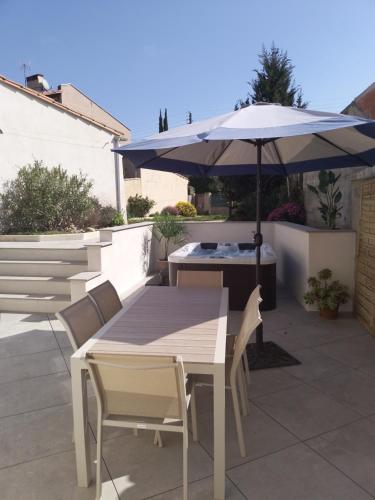 Αίθριο ή υπαίθριος χώρος στο Le Logis du Moulin Gîte avec Jacuzzi, à 800m de la Cité Médiévale