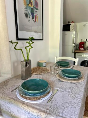 une table avec deux plaques vertes au-dessus dans l'établissement Lok'a Life, à Villenave-dʼOrnon