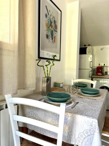 d'une cuisine avec une table et des assiettes vertes. dans l'établissement Lok'a Life, à Villenave-dʼOrnon