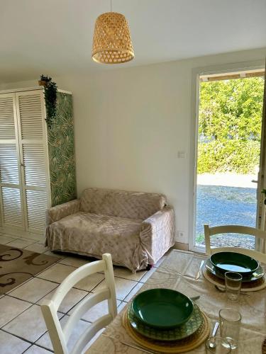 un salon avec un canapé, une table et des chaises dans l'établissement Lok'a Life, à Villenave-dʼOrnon