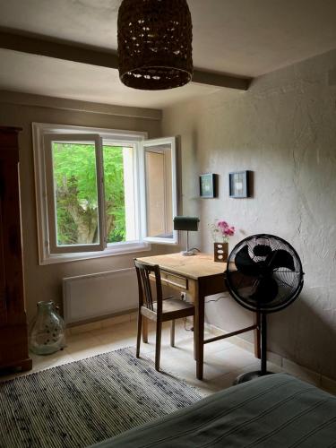 une salle à manger avec une table et une fenêtre dans l'établissement Quelquepart au vert, à Saint-Christol-de-Rodières