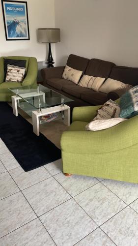 a living room with a couch and a coffee table at Appartment tourmalet in Campan