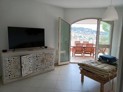 ポルト・サント・ステーファノにあるLuxury beach houseのリビングルーム(エンターテイメントセンター内の薄型テレビ付)