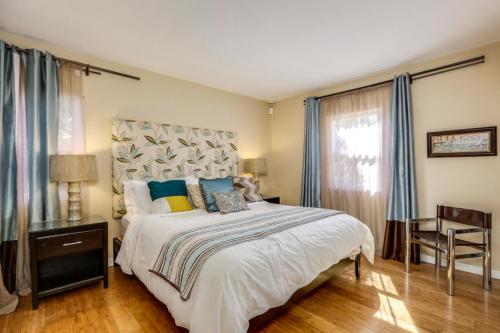 a bedroom with a bed and a desk and a window at Kiwi Cottage Permit# 992 in Palm Springs