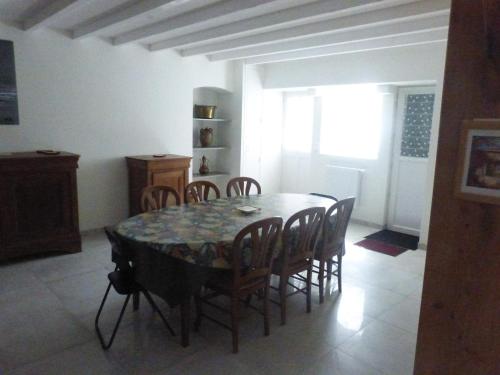 une table de salle à manger et des chaises dans une pièce dans l'établissement les fontaines, à Saint-Gourson