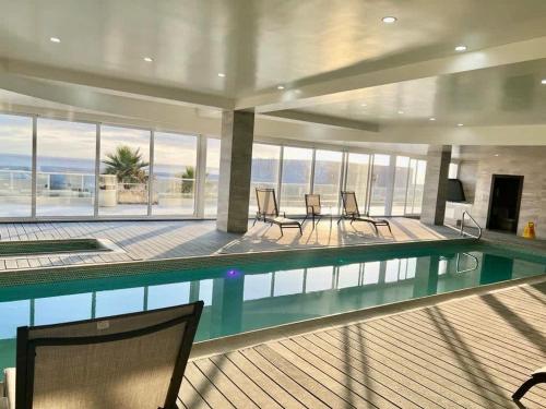 Bazén v ubytování Jr Penthouse 5BR-5BA Villa with Pool nebo v jeho okolí