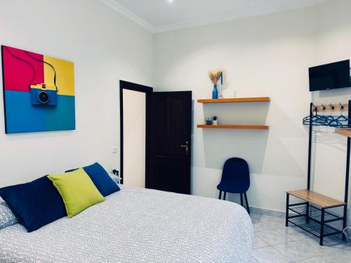 Un dormitorio con una cama y una silla azul. en House 5 minutes walk from Vatican Museums, en Roma