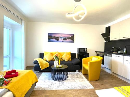 a living room with a couch and a table at Neubauwohnung in LINZ - sehr zentral,gratis Parkplatz und Balkon in Linz