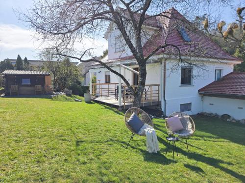 two chairs in a yard in front of a house at Ferienhaus Sigmaringen mit Garten & Garage in Sigmaringen
