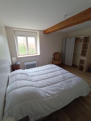une chambre avec un grand lit blanc avec une fenêtre dans l'établissement Domaine Puy Saint Jammes, à Castres