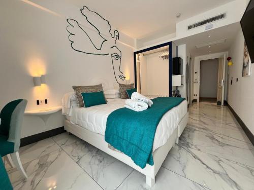 a bedroom with a bed with a bird on the wall at Positano Art Hotel Pasitea in Positano