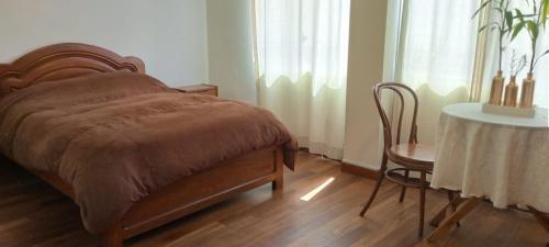 a bedroom with a bed and a table and a chair at Bonito y cómodo ideal para trabajar in La Paz