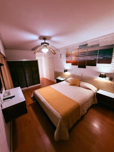 Una cama o camas en una habitación de Punta del Este Shelton Hotel