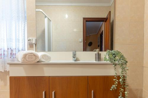 une salle de bain avec un lavabo et un miroir dans l'établissement El estanque, à Galizano