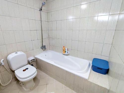 アジュマーンにあるAjman Family Aurora VIP Elegant apartment for families with a capacity of 7 people fully equippedのトイレと浴槽付きのバスルーム