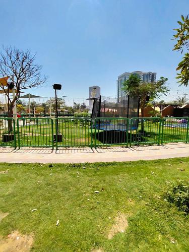 Ajman Family Aurora VIP Elegant apartment for families with a capacity of 7 people fully equippedにある庭