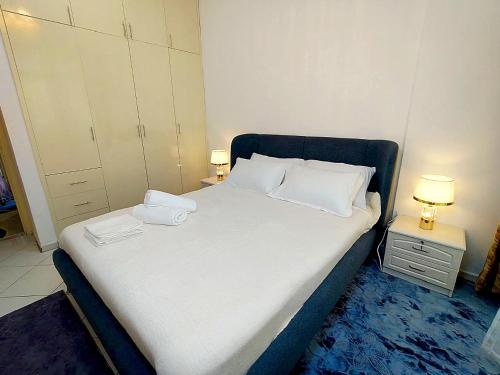 Ajman Family Aurora VIP Elegant apartment for families with a capacity of 7 people fully equippedにあるベッド