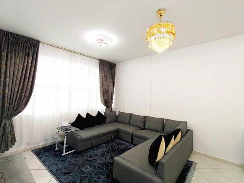 Ajman Family Aurora VIP Elegant apartment for families with a capacity of 7 people fully equippedにあるシーティングエリア