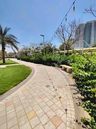 Ajman Family Aurora VIP Elegant apartment for families with a capacity of 7 people fully equippedにある庭