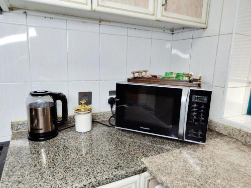 Ajman Family Aurora VIP Elegant apartment for families with a capacity of 7 people fully equippedにあるキッチンまたは簡易キッチン