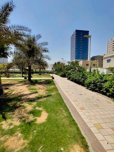 Ajman Family Aurora VIP Elegant apartment for families with a capacity of 7 people fully equippedにある庭