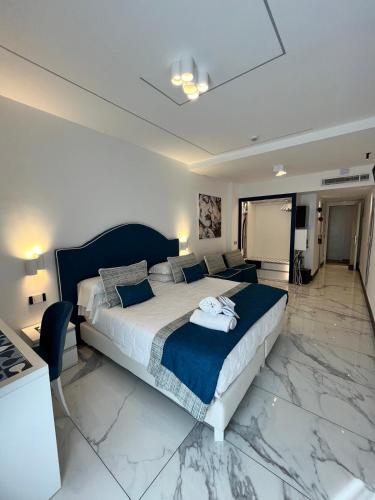 a bedroom with a king sized bed and a kitchen at Positano Art Hotel Pasitea in Positano