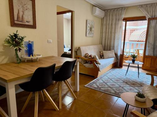un salon avec une table et un canapé dans l'établissement MARESOL - apartment close to the beach and restaurants, à San Pedro del Pinatar