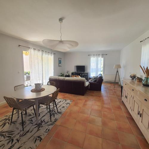 un salon avec une table et un canapé dans l'établissement Le flamand, à Tourrette-Levens