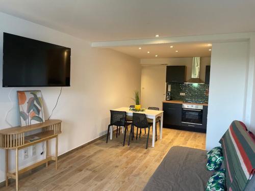 TV a/nebo společenská místnost v ubytování New apartment, mountain view