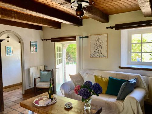un salon avec un canapé et une table dans l'établissement Benniel bras maison de vacances à 5 minutes des plages, à Plomodiern