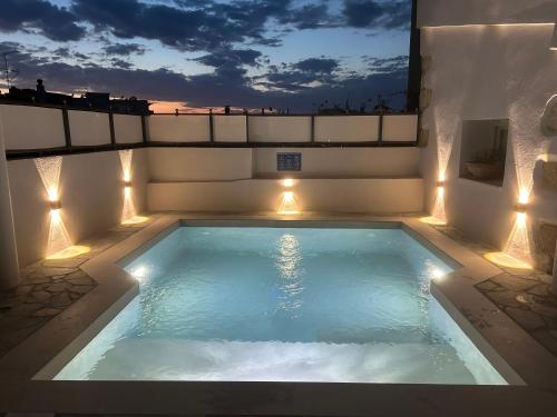 una piscina con luces en una casa en Casa Benedetta, en La Canea