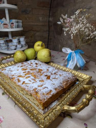 a cake sitting on top of a table with pears at Agriturismo le Fontanelle da Valente in Montichiari