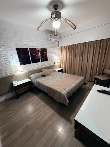 Una cama o camas en una habitación de Punta del Este Shelton Hotel