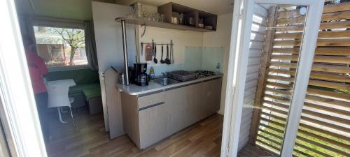une petite cuisine avec un évier et un comptoir dans l'établissement Mobil Home Colorado, à La Roque-dʼAnthéron
