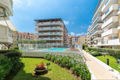 un immeuble d'appartements avec une piscine et un jardin dans l'établissement Charming studio with swimming pool, à Nice