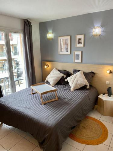 - une chambre avec un grand lit et une table dans l'établissement Charming studio with swimming pool, à Nice