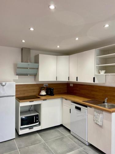 Kuchyň nebo kuchyňský kout v ubytování Appartement T2 Bis rénové