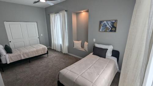 Ένα ή περισσότερα κρεβάτια σε δωμάτιο στο Spacious 5 BD Luxury Getaway Near Westgate